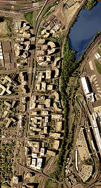 Satellite image of Crystal City with U.S. Route 1 (left); Reagan National Airport (bottom right); George Washington Memorial Parkway (left); I-395 (top left), and The Pentagon, VA Route 233, and the Airport Viaduct (bottom) in 2002