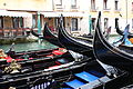 Vertäute venezianische Gondeln an einem Bootsanlieger in Venedig