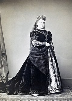 Marie Sasse as Elisabeth