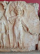 Frontão de pedra calcária do período romano de Perge , Turquia ( Museu de Antália ) mostrando Diana - Artemis com um crescente e uma coroa radiante.