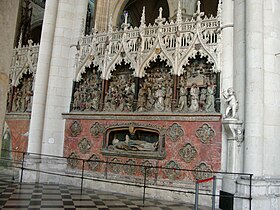 Gisant d'Adrien de Hénencourt dans un enfeu du soubassement de la clôture méridionale du chœur. À droite, contre la colonne du chœur, le monument de marbre blanc élevé à la mémoire de Charles de Vitry.