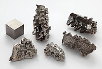 Hình: Bismuth crystals stripped of the oxide layer
