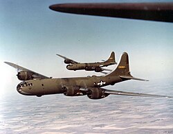 Рядка цветна фотография на B-29, боядисан в маслинен цвят.