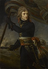 Gambaran Bonaparte sepanjang tiga suku, dengan tunik hitam dan sarung tangan kulit, memegang standard dan pedang, berpaling ke belakang untuk melihat tenteranya
