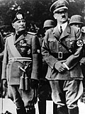 Adolf Hitler til høgre, saman med Benito Mussolini