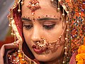 عروس هندو با پیشانی تزئین شده