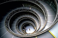 Karşılaştırma amacıyla Roma'daki Vatikan Müzesi'ndeki sarmal merdiven sarmal yapı örneğidir. Simetri (P)-heptahelisen simetrisine karşılık gelir