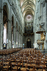 La nef de la cathédrale d'Amiens, sa construction débutée en 1220 était terminée en 1236.