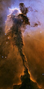 Dètaly de la neblosa de l’Agllo prês per la longe-viua espaciâla Hubble. (veré dèfenicion 3 856 × 7 804*)