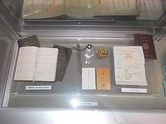 Kỷ vật của Takeshita gồm hộ chiếu, giấy đăng kí kinh doanh, sổ tay,... ở Nhà lưu niệm Takeshita.