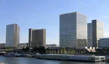 La sede François Mitterrand della Bibliothèque nationale de France (1989–1995) di Dominique Perrault