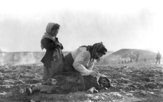 Ерменска мајка во близина на мртво дете некаде во сириската пустина (период помеѓу 1915 и 1919)
