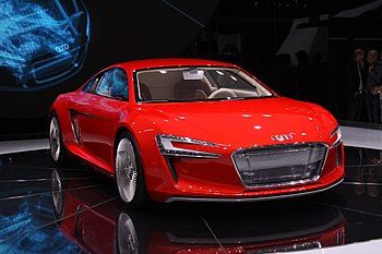 Unua prezento de la prototipa elektra aŭtomobilo « Audi E-tron » en Frankfurto (2009)