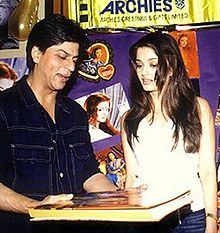 Shah Rukh Khan and Aishwarya Rai Bachchan posing for the camera.