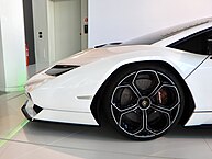 Front left wheel with carbon-ceramic brakes