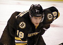 Photo de Tyler Seguin portant le troisième maillot des Bruins.