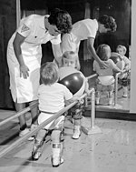 Lastehalvatust põdenud lapsed saamas füsioteraapiat Ameerika Ühendriikides (1963)