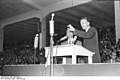 Billy Graham, salah seorang tokoh kebangunan rohani Injili, berkhotbah di Duisburg, Jerman, pada tahun 1954