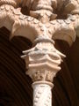 Capitel, no Claustro de D. João I, no Mosteiro da Batalha, onde é visível um dos motivos emblemáticos do estilo manuelino: a Cruz de Cristo