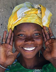 لقطة مُقرَّبة لِوجه فتاةٍ من مدينة سيريكوندا في غامبيا