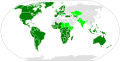 Taburan dunia abjad Rumi. Kawasan hijau tua menandakan negara-negara di mana abjad ini sahaja sistem tulisan utama; hijau muda menandakan negara-negara di mana abjad ini wujud di samping sistem-sistem tulisan lain