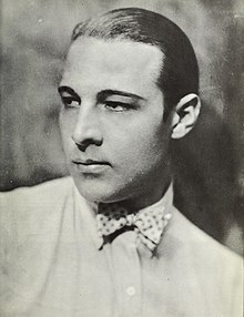 Description de l'image Rudolph Valentino - A Pictorial History of the Silent Screen.jpg.