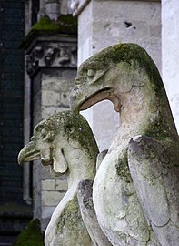 Deux chimères du toit de la cathédrale. Celles-ci ont la forme d'oiseaux malveillants. Ils ont le bec fermé et sont installés en position verticale. Seul leur regard s'oriente vers le bas, comme pour surveiller ce qui s'y déroule.