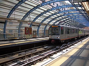 Ein Zug der zweiten Generation im U-Bahnhof Brin