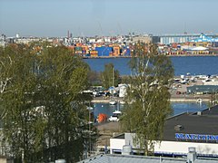 Le port Ouest occupe l'arrière plan de cette vue prise depuis Lauttasaari.