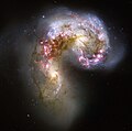 Galaxie Tykadlá. Väčšia galaxia vpravo je NGC 4038, menšia je NGC 4039.