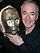 En 2005, Anthony Daniels tenant dans ses mains le masque du droïde C-3PO qu’il interprète.