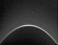 L'ombre de Saturne masque l'anneau G rétroéclairé et son arc intérieur particulièrement brillant[e].