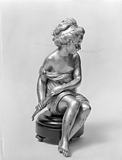 Ragazza seduta di Étienne Maurice Falconet, in bronzo (1788), Metropolitan Museum.
