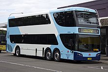 Un autobus urbano a due piani in servizio a Sydney
