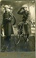 Soldados rusos con bicicleta (1910-1916).