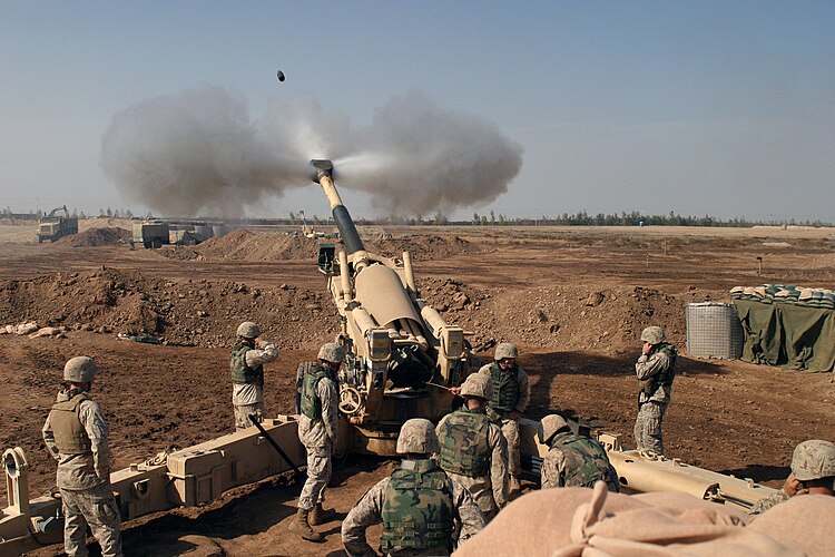 Орудийный расчёт 4-го батальона морской пехоты США за 155-мм гаубицей М-198 (Фаллуджа, Ирак, 11 ноября 2004 года)