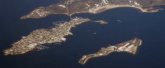 Légifelvétel a szigetről, Hart Island a jobb alsó sarokban, City Island baloldalt, felül Bronxnak egy része látható. (2010)