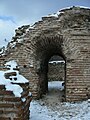 Дясната арка от към входа на крепостта Траянови врата