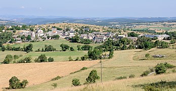 Vue du hameau de Champerboux sur le causse de Sauveterre à Sainte-Enimie, au sud-ouest.