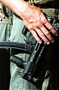 Soldat francès amb una MP5K