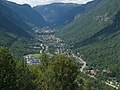 Rjukan er en liten, langstrakt by. Fabrikkene ligger i hovedsak på sørsida av elva, den regulerte bebyggelsen på nordsida.