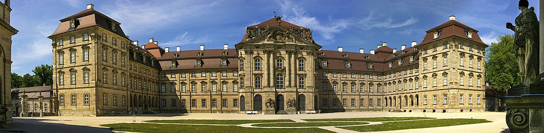 Le Château Weissenstein, édifié entre 1711 et 1718 sur ordre de Lothar Franz von Schönborn, prince-évêque de Bamberg et électeur de Mayence, reste aujourd'hui propriété des comtes de Schönborn-Wiesentheid
