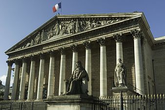 Napoleone fece ricostruire la facciata del Palazzo Borbone, sede dell'Assemblea nazionale francese, come contraltare del Tempio della gloria militare (ora chiesa della Madeleine) 1806)