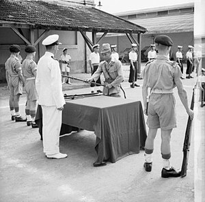 Японський морський офіцер здає свій меч британському лейтенанту. Сайгон, 13 вересня 1945 року