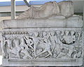 Sarcofago con la rappresentazione di un episodio della guerra di Troia (l'attacco alle navi greche), sempre della fine del III secolo.