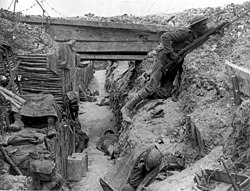 公曆一九一六年，索姆河戰役，英軍伏於戰壕，恃險而守