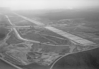 Travaux du prolongement de la piste en 1959 pour la portée à 3 900 m vue de l'est.