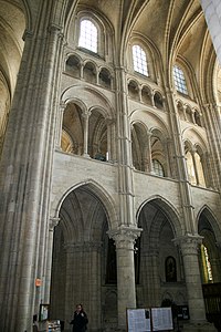 Cathédrale de Laon – transition du gothique primitif (avec tribunes) au gothique classique (avec triforium sans fenêtres).