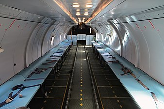 Klappsitzbänke in einem Transportflugzeug Antonow An-26