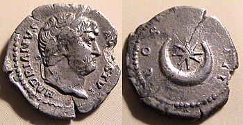Moeda do imperador romano Adriano (r. 117–138). O reverso mostra uma estrela de oito raios dentro de um crescente.